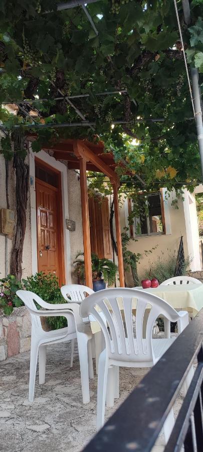 Maroudas Traditional Guest House Vathy  Bagian luar foto